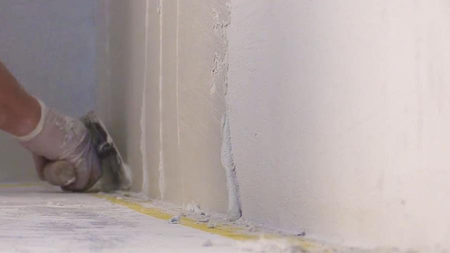 Comment finir un mur de salle de bains avec un enduit en béton?