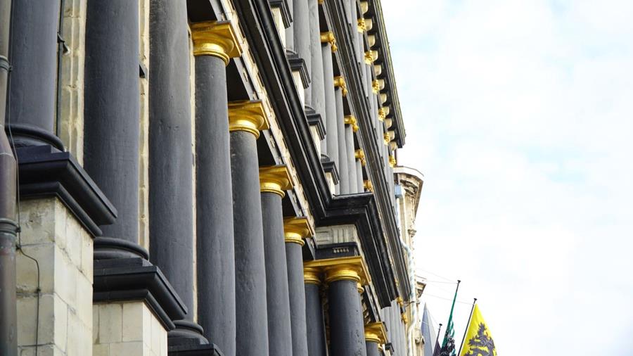 Gevel van stadhuis Gent krijgt opknapbeurt