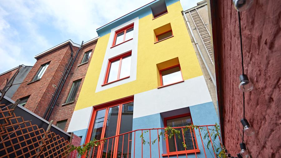 Une maison mitoyenne en hauteur colorée en plein cœur de Gand