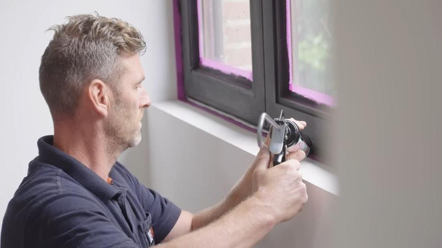 Hoe overschilder je een voeg?