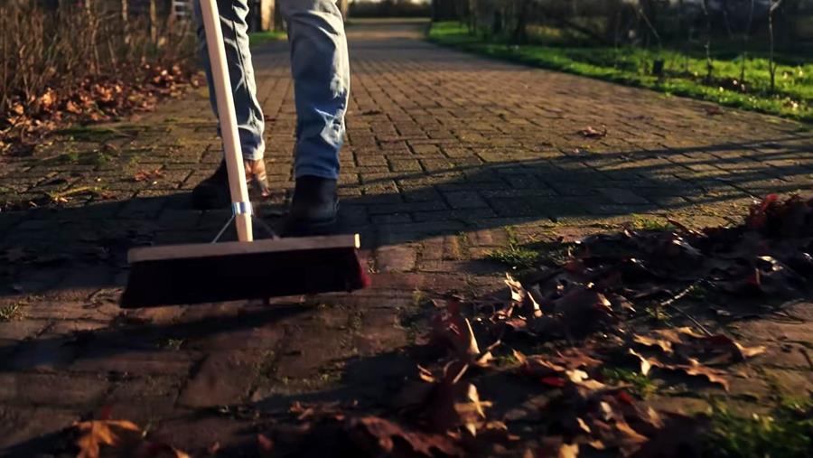 AVR Tools lanceert twee nieuwe, ergonomische straatbezems